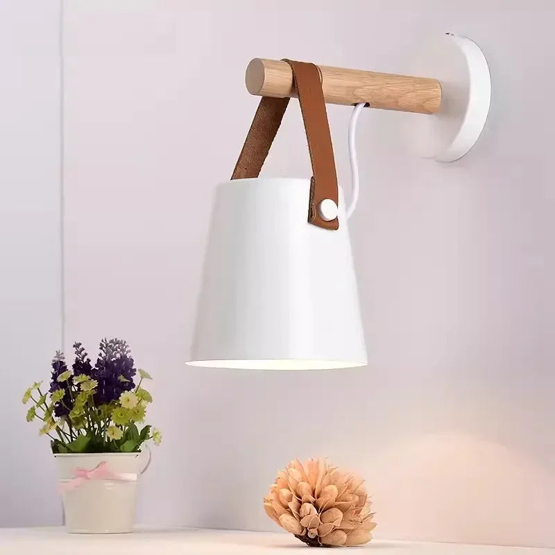 Scandinavische Wandlamp met Houten Accenten