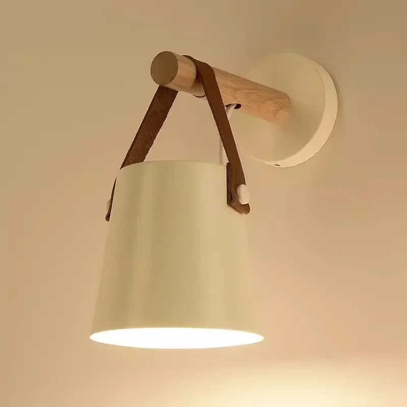 Scandinavische Wandlamp met Houten Accenten